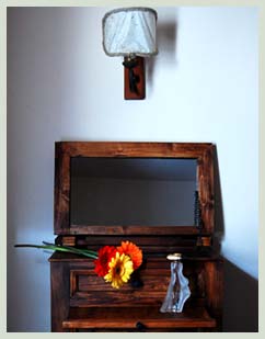 Upstairs dresser unit with Purfume bottle